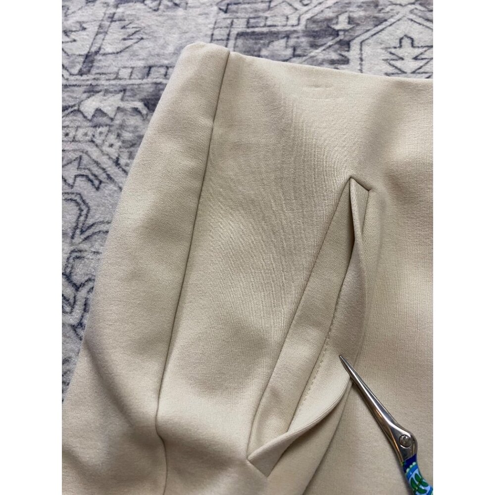 Chicos Beige Pants Size 0.5 (Womens 6) Pull On Comfortable Tan Stretch Waistband - Picture 5 of 7